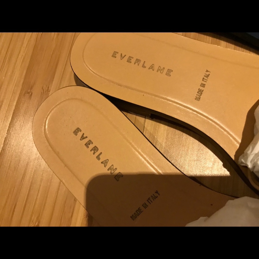 Everlane summer flats in navy blue. - Picture 2 of 3
